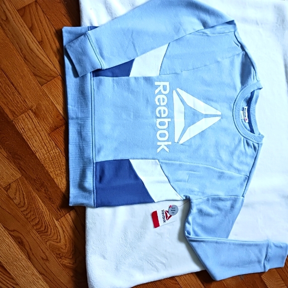 Reebok • Women's Light Blue & White Color Block Logo Crew Sweatshirt - Picture 4 of 12